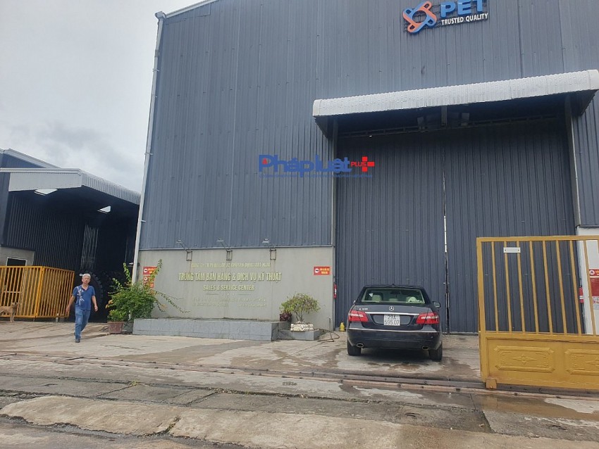 Công nhân ra vào làm việc tại Công ty Cổ phần lốp xe chuyên dụng Việt Nam tại Cụm công nghiệp Cẩm Thịnh, TP Cẩm Phả.
