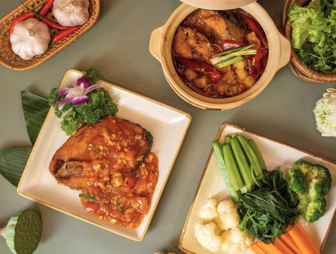 Nhà hàng chuyên phục vụ những món ăn mang hương vị Việt, đặc biệt là những món truyền thống, đặc sản Huế.