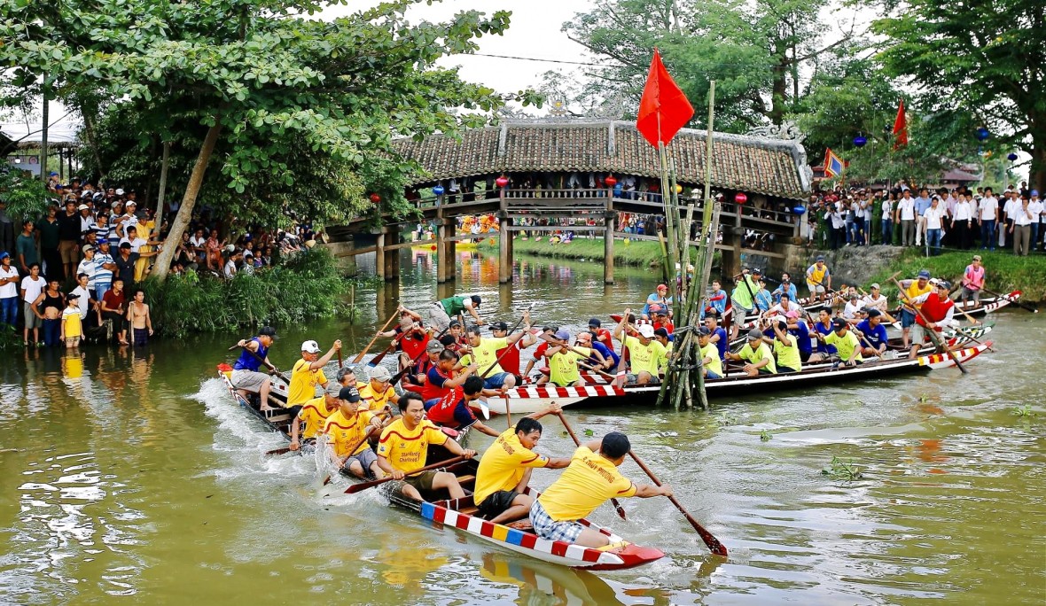Nhiều chương trình lễ hội kích cầu du lịch cộng đồng được tỉnh Thừa Thiên Huế tổ chức tại cầu ngói Thanh Toàn.