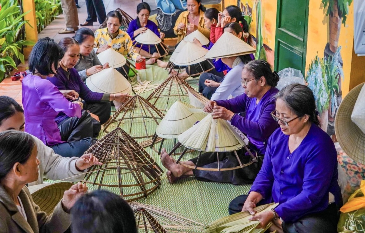 Nghề nón ở Vân Thê đang là một trong những sản phẩm du lịch cộng đồng của Thủy Thanh (Hương Thủy).