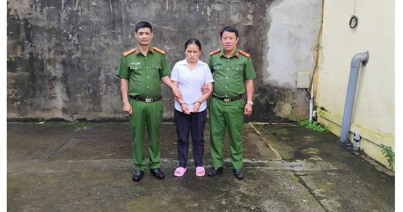 Thào Thị Chía (áo trắng) bị bắt sau gần 10 năm lẩn trốn. (Ảnh: Công an tỉnh Lai Châu)