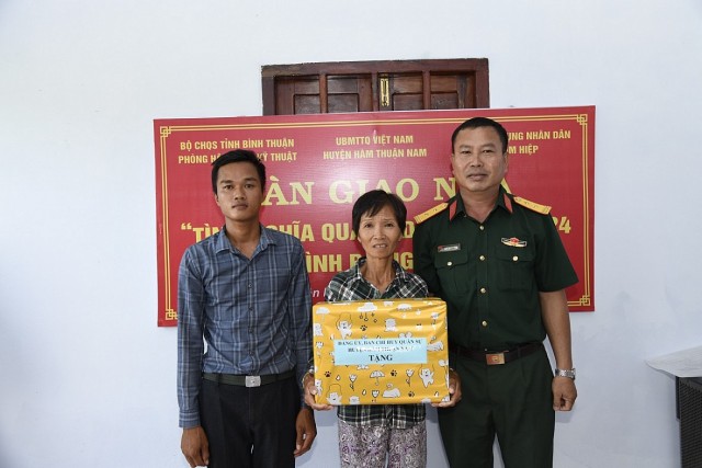 Bộ Chỉ huy quân sự tỉnh Bình Thuận trao tặng nhà “Tình nghĩa Quân – Dân”