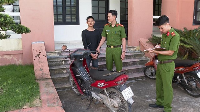 Thái Bình: Bắt nhanh "con nghiện" hung hãn dùng hung khí cướp điện thoại, xe máy của người đi đường