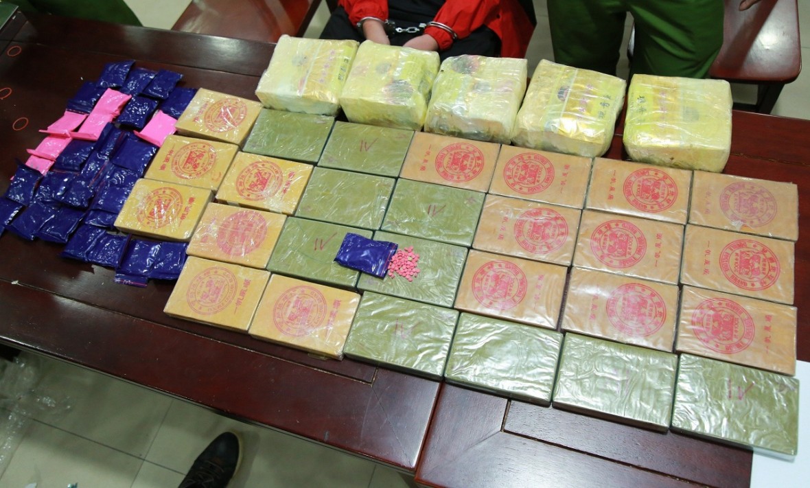 Nghệ An: Bắt 2 đối tượng, thu 27 bánh heroin và 5 kg ma túy đá