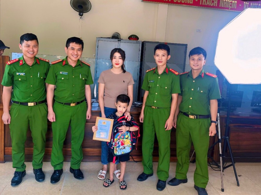 Cấp Chiếc thẻ Căn cước mẫu mới đầu tiên cho công dân Nguyễn Xuân Phúc (5 tuổi) - Ảnh Công an Hà Tĩnh.