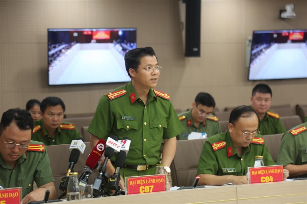 ại tá Nguyễn Minh Khương, Phó Cục trưởng Cục Cảnh sát PCCC & CNCH, Bộ Công an trả lời câu hỏi của báo chí.