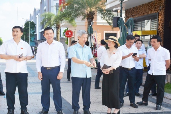Chủ nhiệm Ủy ban Kinh tế của Quốc hội Vũ Hồng Thanh (ngoài cùng bên trái), cùng Đoàn Công tác khảo sát thực tế tại dự án bất động sản ở huyện Văn Giang. (ảnh Vi Ngoan)