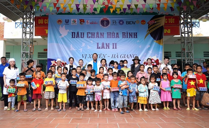 Các đơn vị trao tặng quà cho hộ nghèo, các em nhỏ xã Ngọc Linh, huyện Vị Xuyên (Hà Giang). (Ảnh: Hà Linh)