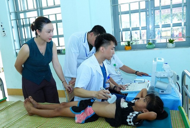 Khám, cấp phát thuốc miễn phí và tặng quà cho bà con vùng cao Hà Giang