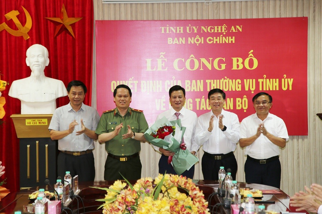Các Ủy viên Ban Thường vụ Tỉnh ủy tặng hoa chúc mừng tân Phó Trưởng ban Nội chính Tỉnh ủy Phạm Vũ Cường.