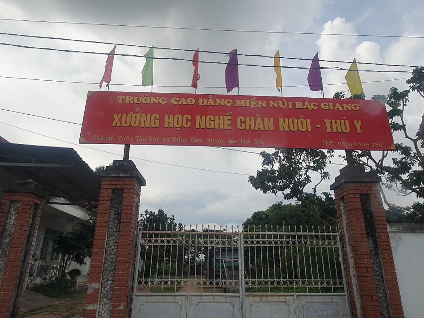 Điểm mỏ của Công ty Bắc Trung Nam JSC nằm ngay lối vào xưởng học nghề chăn nuôi thú y của Trường cao đẳng miền núi Bắc Giang.