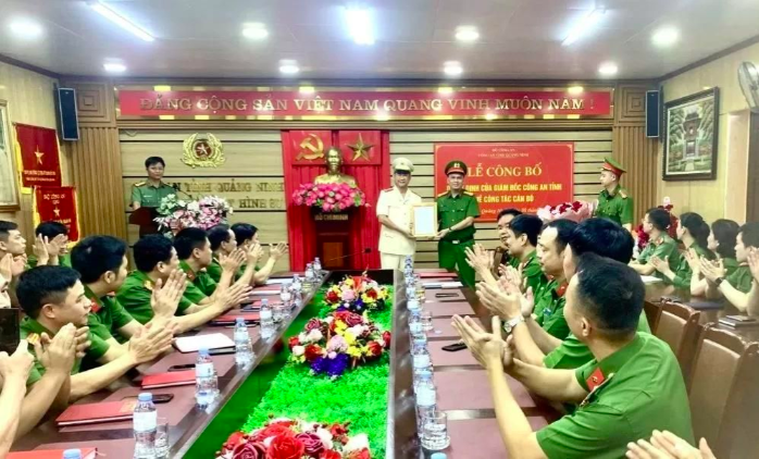 Thượng tá Cù Quốc Thắng, Phó Giám đốc Công an tỉnh trao quyết định bổ nhiệm và tặng hoa chúc mừng Trung tá Nguyễn Hữu Thắng.