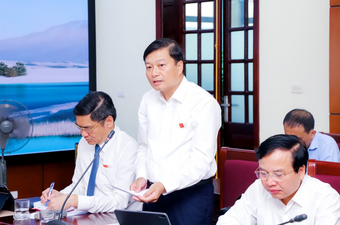 Phó Chủ tịch Thường trực UBND tỉnh Nghệ An Lê Hồng Vinh trả lời ý kiến các Đại biểu.
