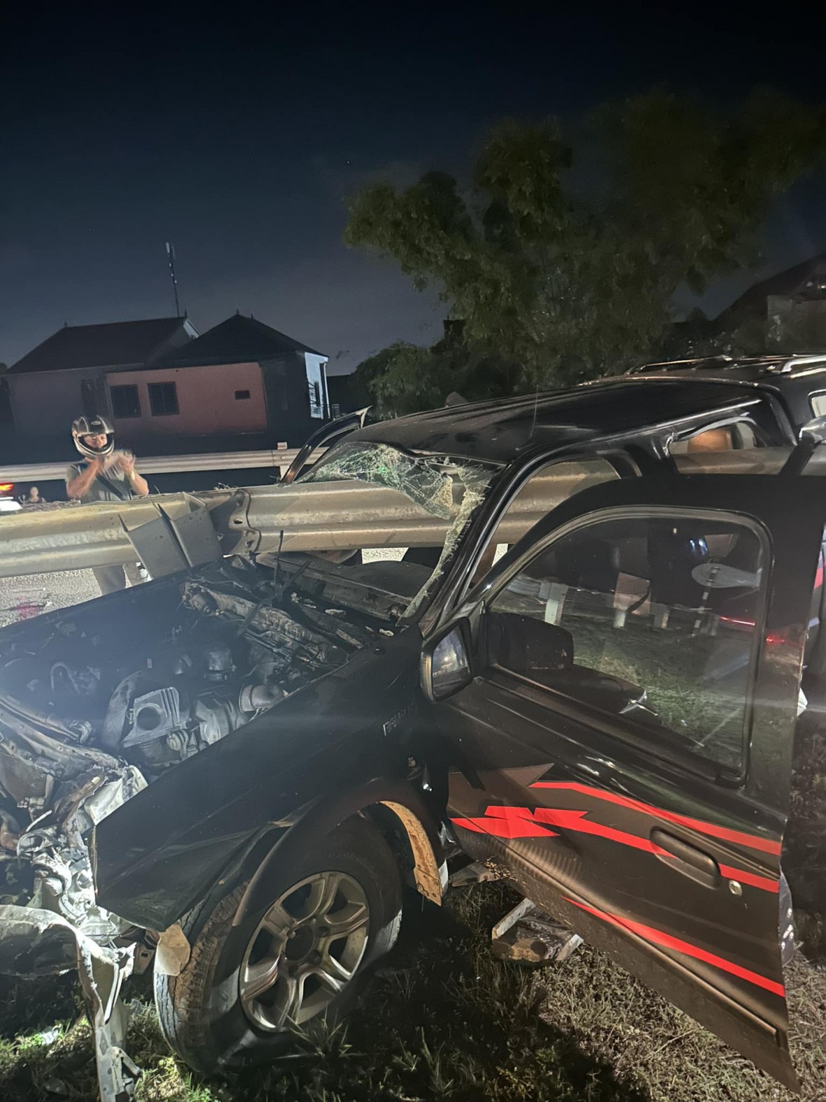 Nghệ An: Tài xế xe bán tải mất lái, đâm vào dải hộ lan tử vong thương tâm