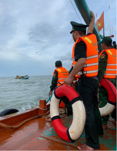 Lực lượng biên phòng cùng Tổ tàu thuyền an toàn cứu nạn thuyền viên