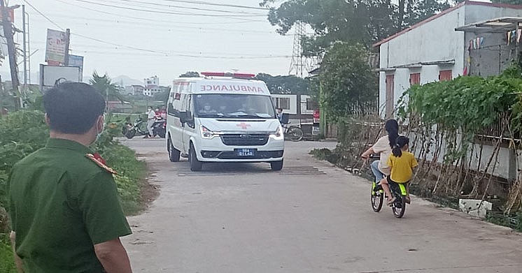 Xe của TTYT huyện Hiệp Hòa vận chuyển Bùi Hương G lên bệnh viện tuyến trên điều trị. 