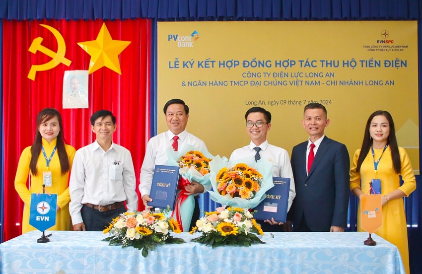 Ông Lê Hoàng Oanh - Giám đốc PC Long An (thứ 3 từ trái sang) và ông Đặng Văn Thượng - Giám đốc PVcomBank Long An (thứ 3 từ phải sang) ký kết hợp đồng hợp tác