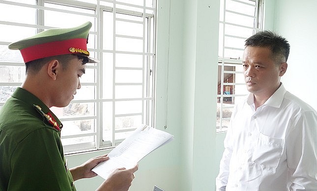 Công an tỉnh An Giang tống đạt các quyết định khởi tố bị can và lệnh cấm đi khỏi nơi cư trú đối với Nguyễn Tấn Triều.