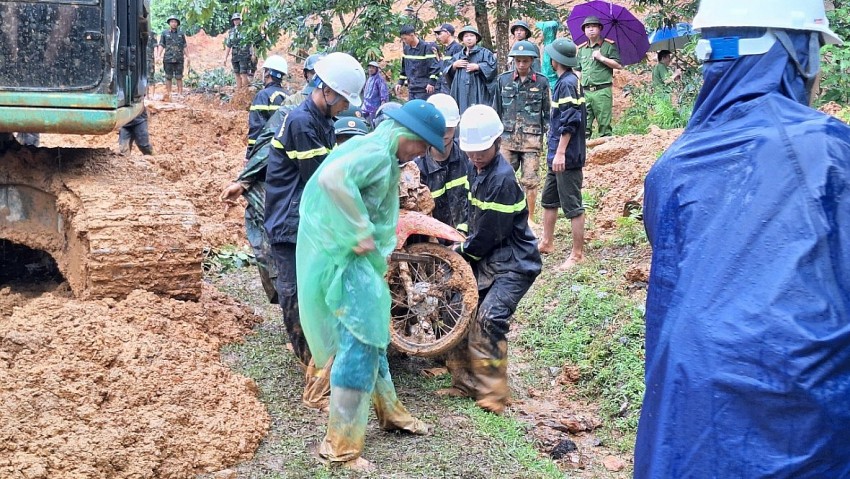 Bộ trưởng Bộ Công an chỉ đạo các lực lượng tập trung tìm kiếm cứu nạn trong vụ sạt lở đất tại Hà Giang