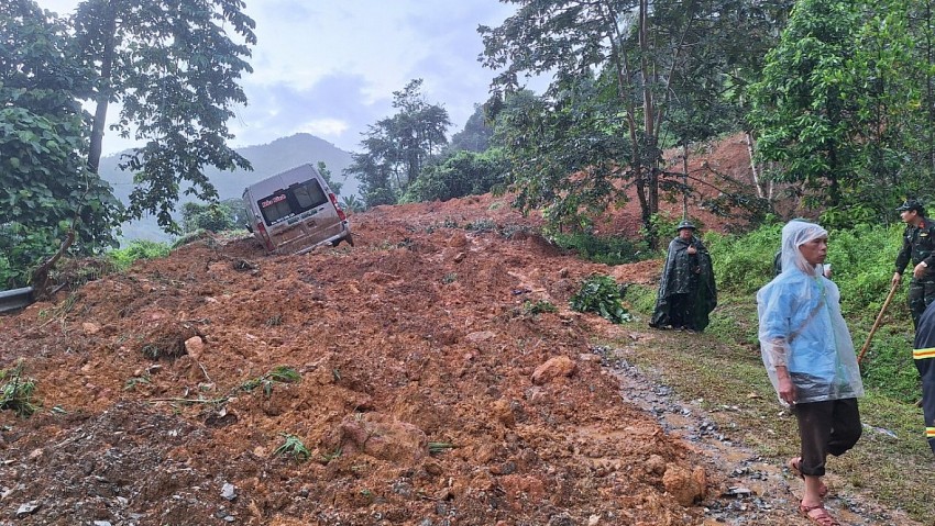 Bộ trưởng Bộ Công an chỉ đạo các lực lượng tập trung tìm kiếm cứu nạn trong vụ sạt lở đất tại Hà Giang