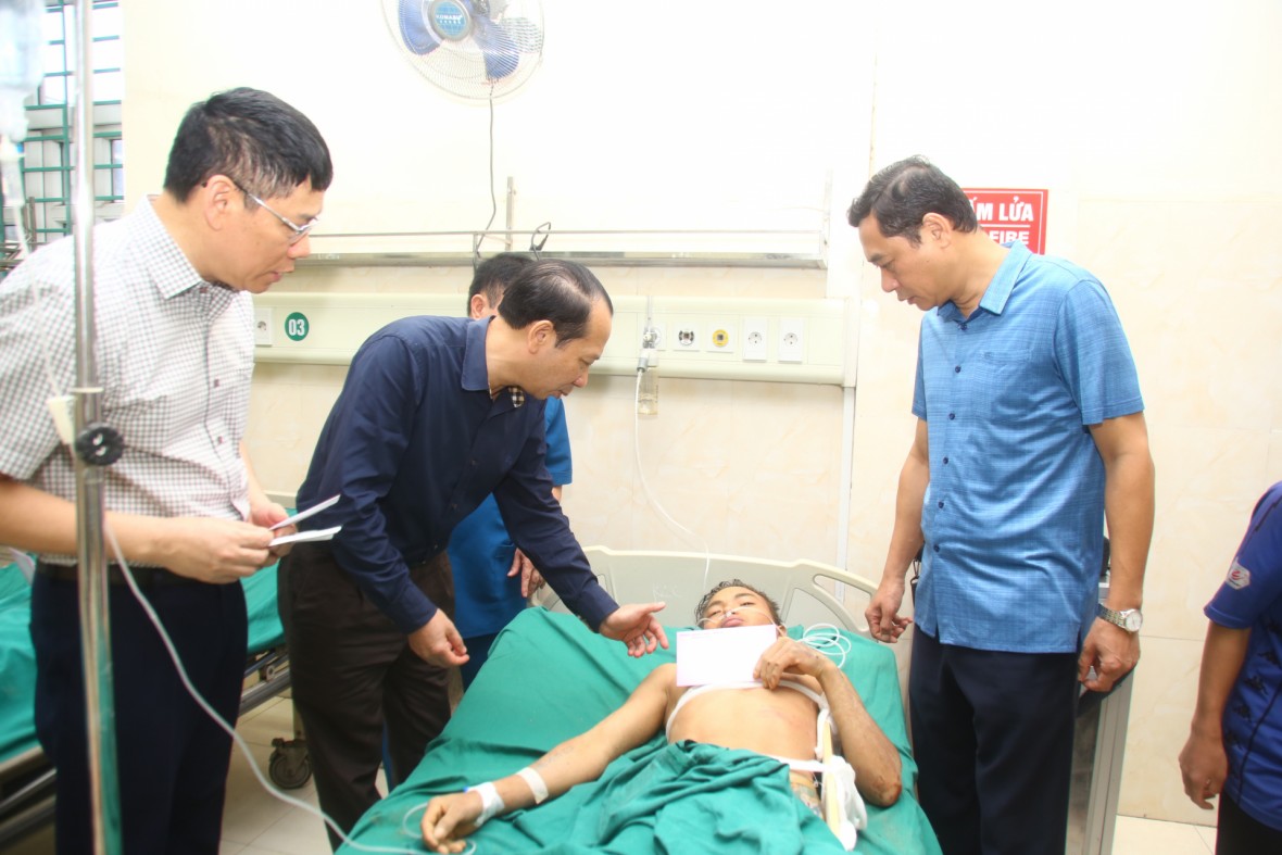 Đồng chí Trần Đức Quý, Ủy viên BCH Đảng bộ tỉnh, Phó Chủ tịch UBND tỉnh và lãnh đạo Sở Y tế, Sở Lao động TB&XH đã đến thăm hỏi các nạn nhân bị thương và trao hỗ trợ 3 triệu đồng cho người bị thương; 5 triệu đồng cho gia đình có người tử vong.