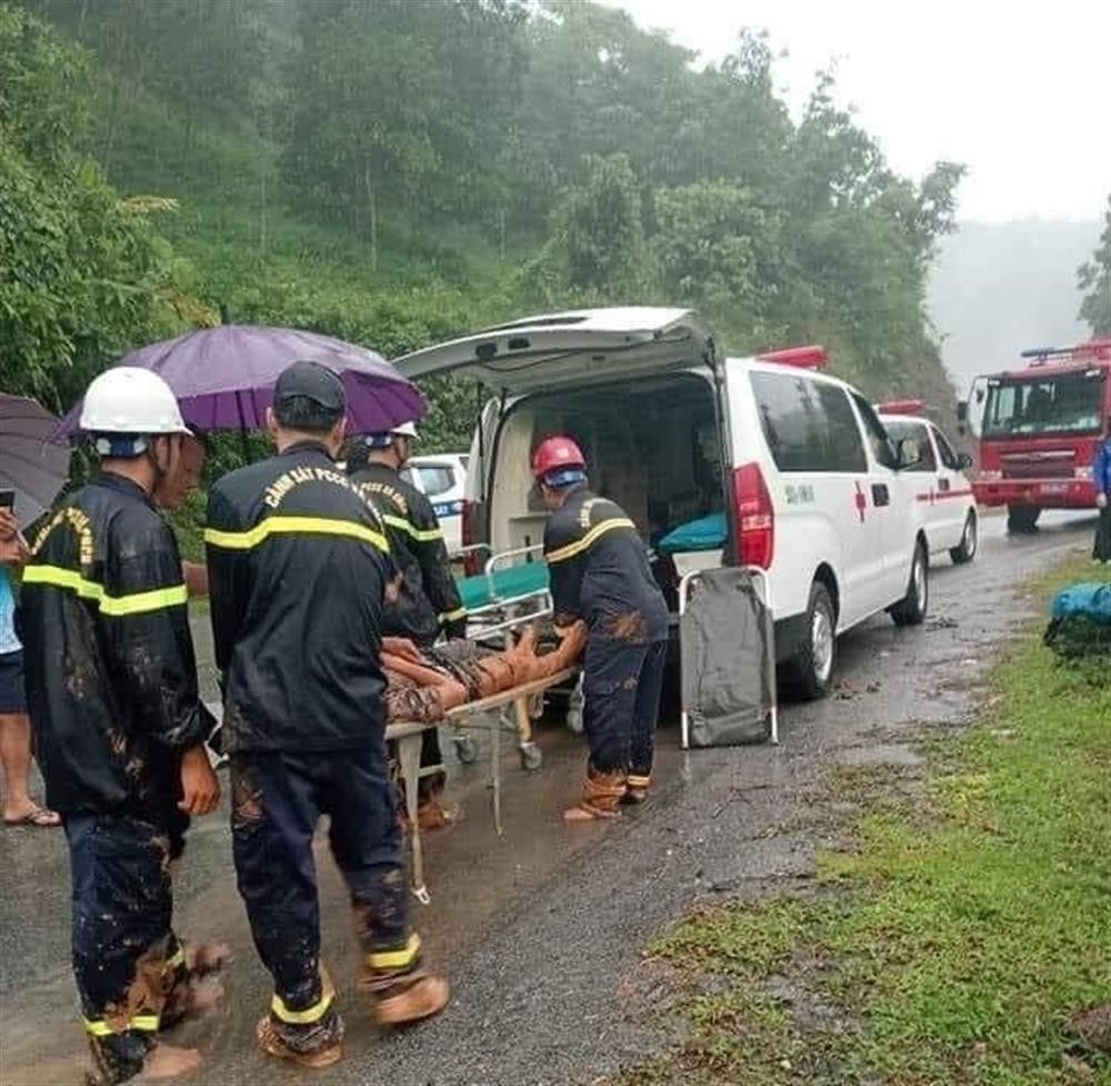 Hình ảnh tìm kiếm các nạn nhân trong vụ sạt lở đất tại Hà Giang