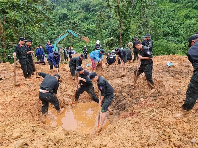 Hình ảnh tìm kiếm các nạn nhân trong vụ sạt lở đất tại Hà Giang