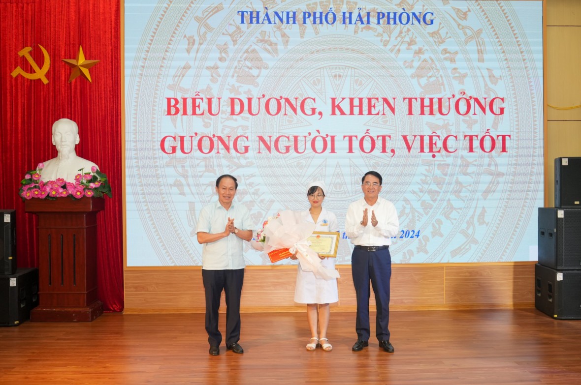 tặng Bằng khen và hoa biểu dương Điều dưỡng Nguyễn Thị Thảo.