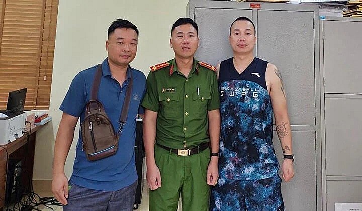 Anh Phạm Trung Hùng (bên phải) đến trụ sở Công an xã Minh Châu để cảm ơn đại úy Đinh Việt Hưng. Ảnh: M.Kh.