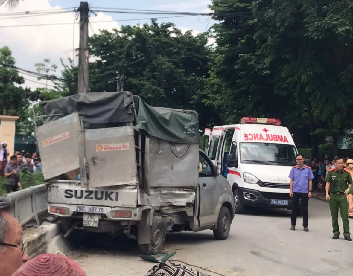 Tai nạn nghiêm trọng ở Hà Nội, 4 người trên xe máy tử vong