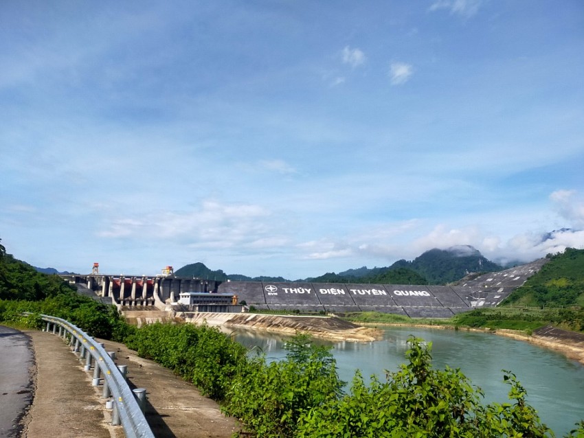 Hồ thủy điện Tuyên Quang mở 1 cửa xả đáy