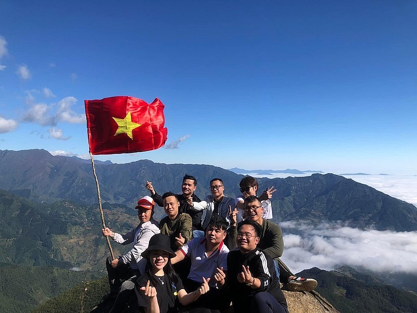 Đoàn công tác của Báo Pháp luật Việt Nam chinh phục đỉnh Tà Xùa.