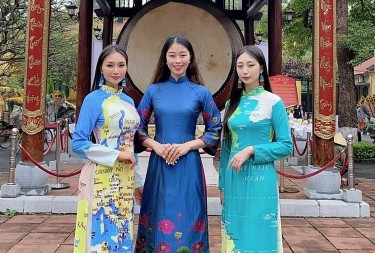 'Nghe' áo dài kể chuyện văn hóa Việt Nam