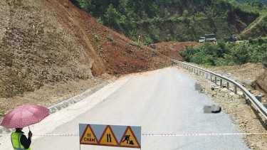 Lai Châu: Mưa lớn kéo dài nhiều ngày gây sạt lở đất đá, ách tắc giao thông tại QL4H