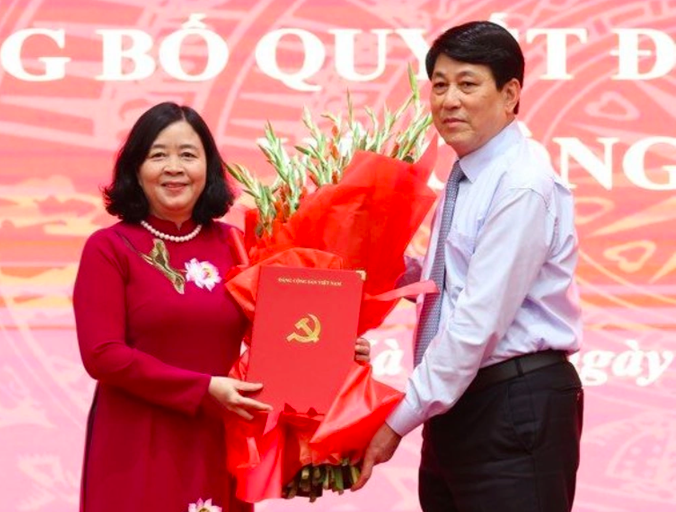 Thường trực Ban Bí thư Lương Cường trao quyết định và tặng hoa chúc mừng tân Bí thư Thành ủy Hà Nội Bùi Thị Minh Hoài 
