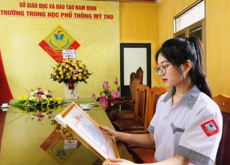 nữ sinh Phạm Quỳnh Anh vui mừng đón nhận Bằng khen 