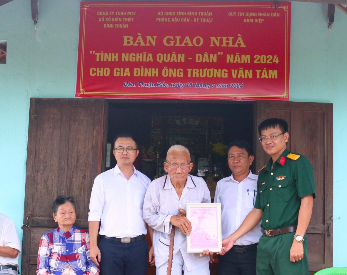 Bộ CHQS tỉnh Bình Thuận trao nhà "Tình nghĩa quân - dân"