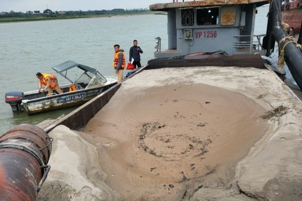 Công an Hà Nội kiểm tra một tàu khai thác cát trên sông Hồng