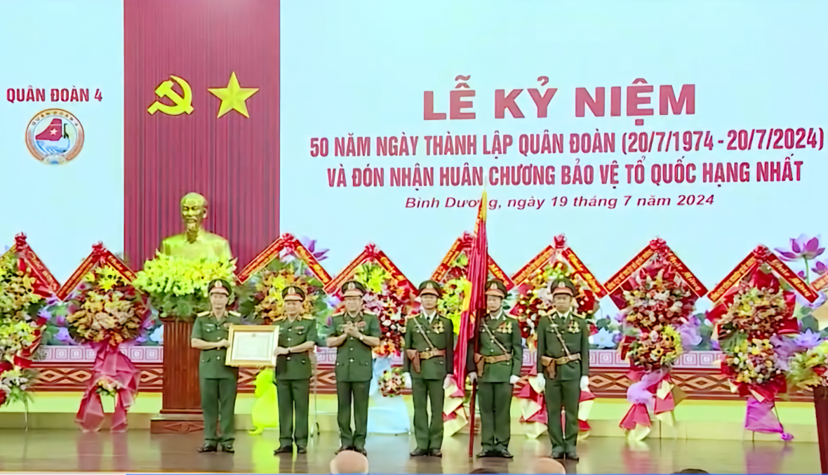Thượng tướng Phạm Hoài Nam, Thứ trưởng Bộ Quốc phòng thay mặt Chủ tịch nước trao tặng Huân chương Bảo vệ Tổ quốc hạng Nhất cho Quân đoàn 4.