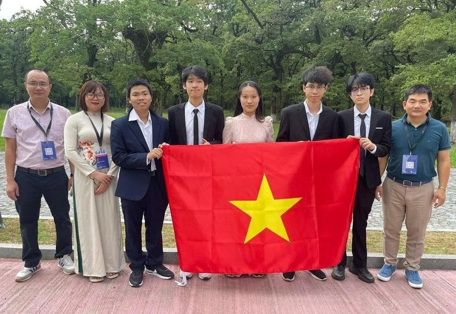 Đoàn Việt Nam dự Olympic Vật lý châu Âu năm 2024.