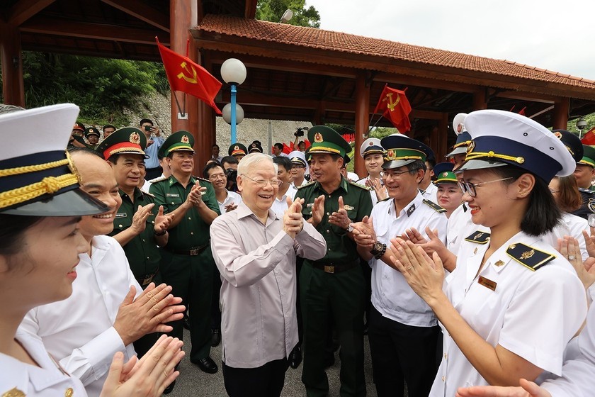 Tổng Bí thư Nguyễn Phú Trọng thăm hỏi, động viên và tặng quà lực lượng liên ngành làm việc tại khu vực cửa khẩu Hữu Nghị Lạng Sơn, tháng 8/2023. (Ảnh: TTXVN)