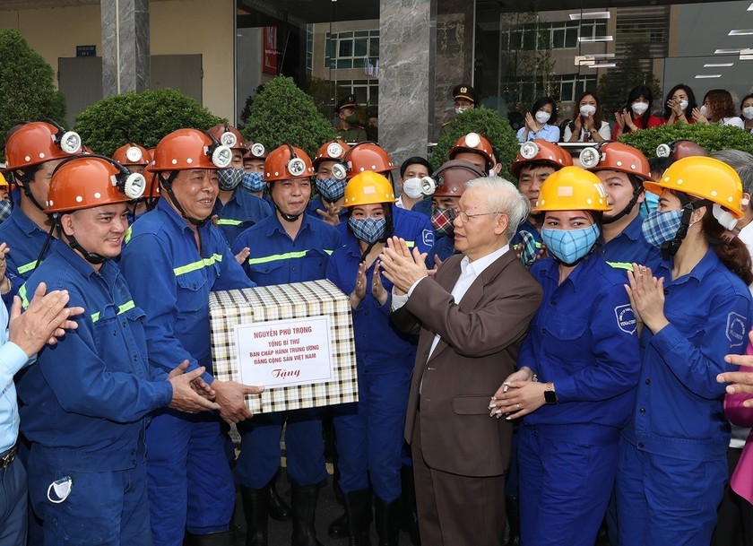 Tổng Bí thư Nguyễn Phú Trọng thăm, động viên cán bộ, công nhân Công ty Than Vàng Danh, tháng 4/2022. (Ảnh: Trí Dũng/TTXVN)