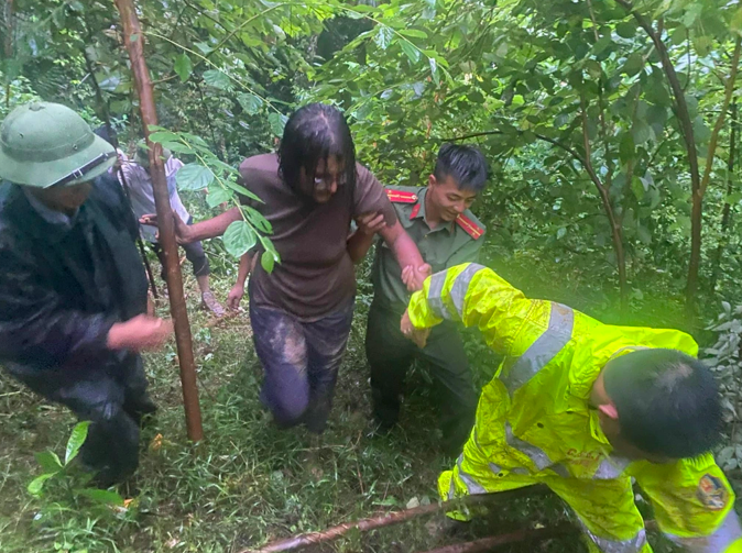 Phú Thọ: Công an huyện Hạ Hoà cứu nữ du khách người Mỹ bị rơi xuống hố sâu