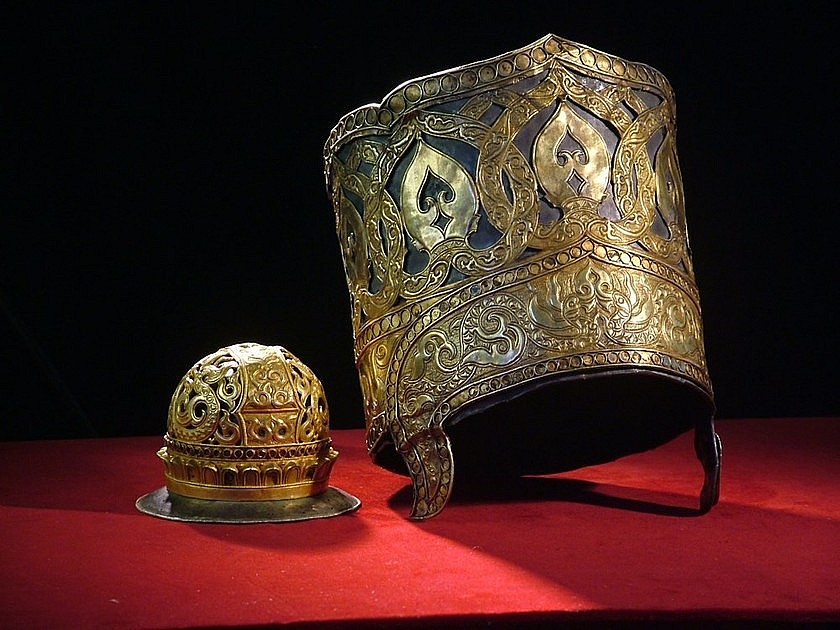 Bộ vương miện của Vua Pô Klong Mơh Nai vào đầu thế kỷ XVII và búi tóc của Hoàng hậu Pô Bia Som bằng chất liệu vàng. (Ảnh: Báo VH)