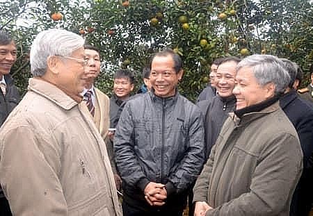 Tổng Bí thư Nguyễn Phú Trọng thăm mô hình phát triển kinh tế, trang trại trồng cam của gia đình ông Nguyễn Văn Thống, ở khu 8, thị trấn Nông trường Trần Phú, huyện Văn Chấn.