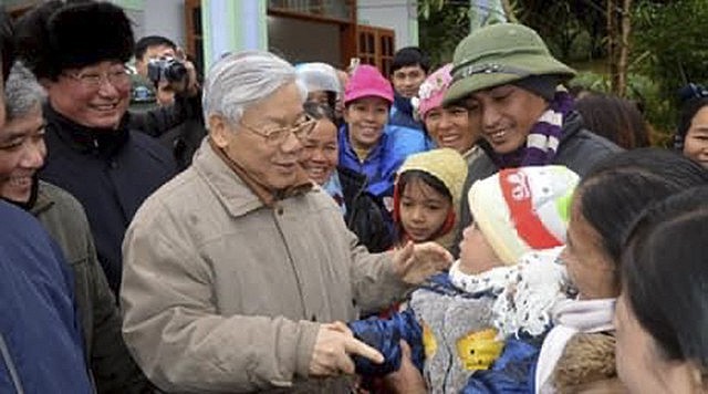  Tổng Bí thư Nguyễn Phú Trọng với đồng bào các dân tộc huyện Văn Chấn trong chuyến thăm và làm việc tại địa phương vào ngày 4 và 5/1/2013.