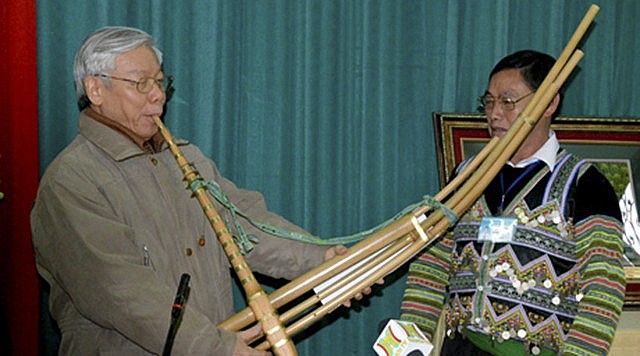 Lãnh đạo xã Trạm Tấu tặng Tổng Bí thư Nguyễn Phú Trọng chiếc khèn - nhạc cụ độc đáo của đồng bào Mông.