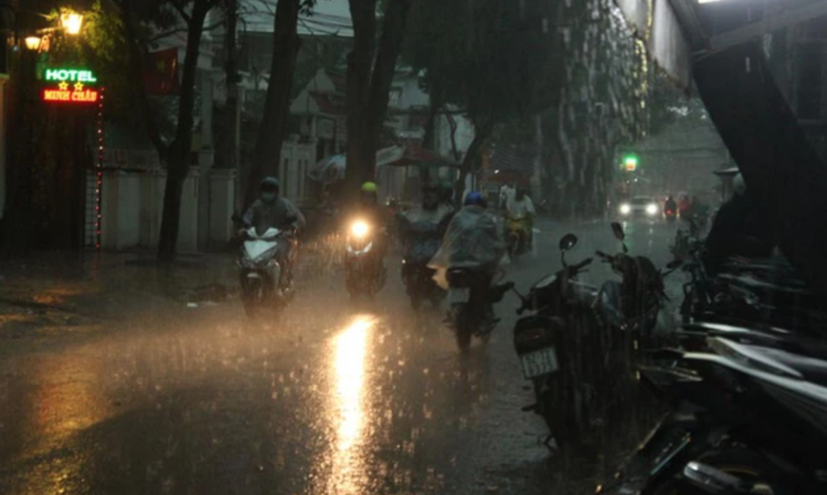 Không bật đèn xe máy khi trời mưa tối có thể bị xử phạt như thế nào?