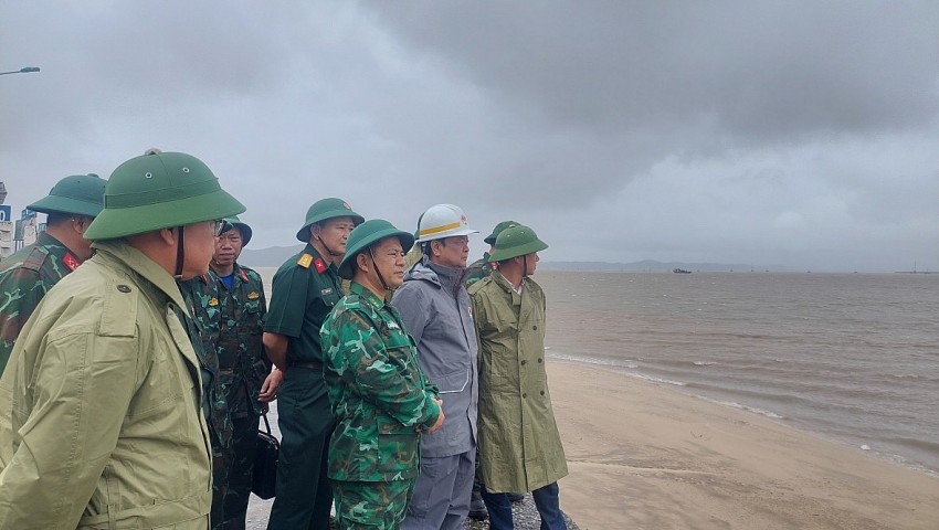 Đoàn công tác do Bộ truởng Bộ NN và PTNN Lê Minh Hoan đi kiểm tra công tác phòng chống lụt bão tại TP Móng Cái, tỉnh Quảng Ninh.