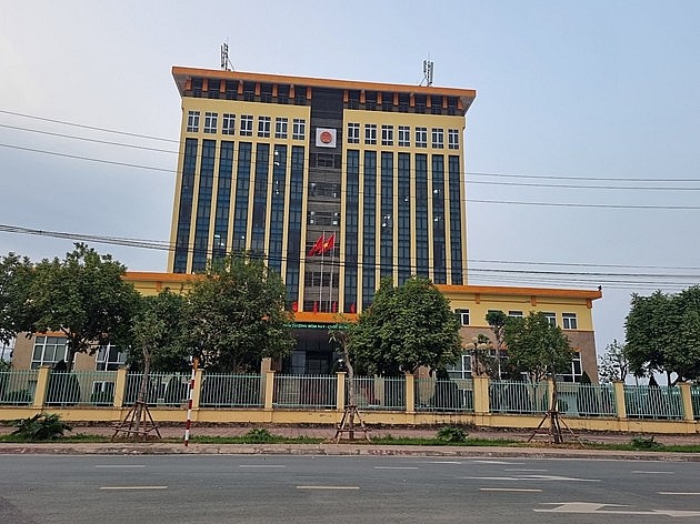 Công ty TNHH Thương mại Phong Thần bị trích tiền từ tài khoản/phong toả tài khoản. Trong ảnh là trụ sở Cục Thuế tỉnh Hoà Bình. (Ảnh: TK)